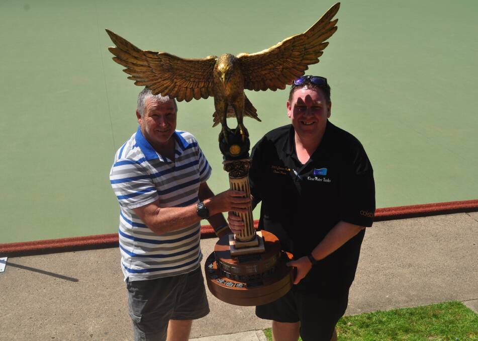 Three-time Golden Eagle winner Bernie Diduszko with tournament director Lee Stinson. Picture by Lachlan Harper 