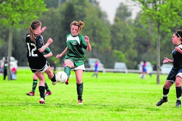 Western Under-14s Payge Luffman (Dubbo) contests possession against a Metro North opponent.