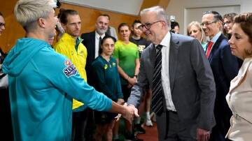Prime Minister Anthony Albanese shakes the hand of Matildas player Michelle Heyman at the AIS. (Lukas Coch/AAP PHOTOS)